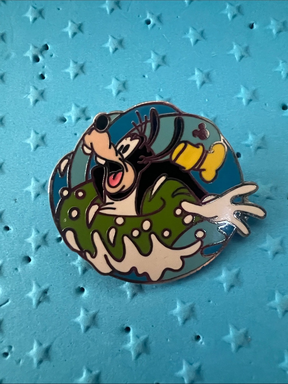 Disney Goofy inner tube frightened hidden Mickey Rare HTF Pin